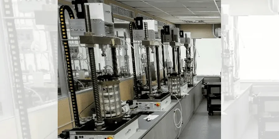 Ensayo Triaxial en Alto Hospicio: Resistencia al Corte con Precisión Normativa
