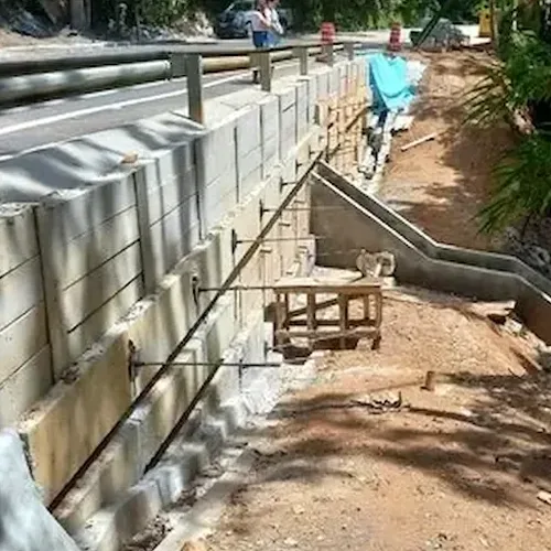 Diseño de Muros de Contención en Alto Hospicio: Análisis Geotécnico para Terrenos Áridos